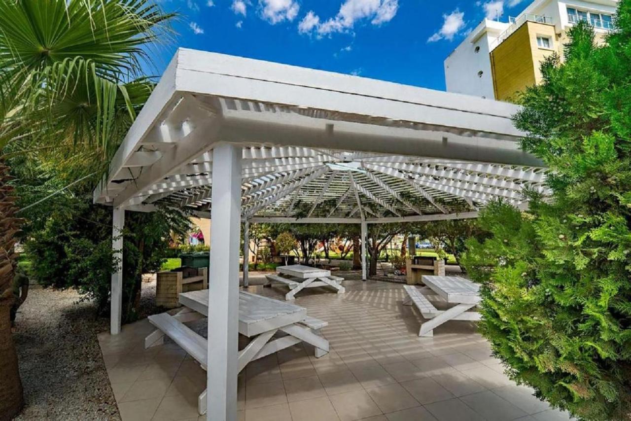 Spartacus Pool Apartments In Caesar Resort & Spa Trikomo Eksteriør billede